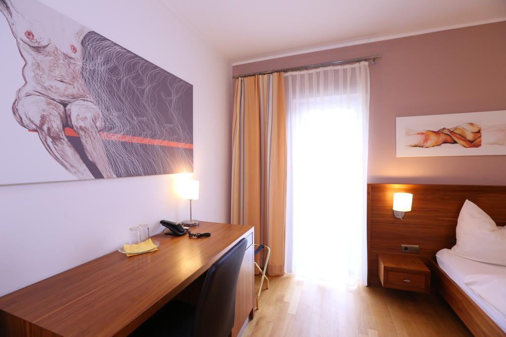 Hotel & Konditorei May Neufeld an der Leitha Kamer foto