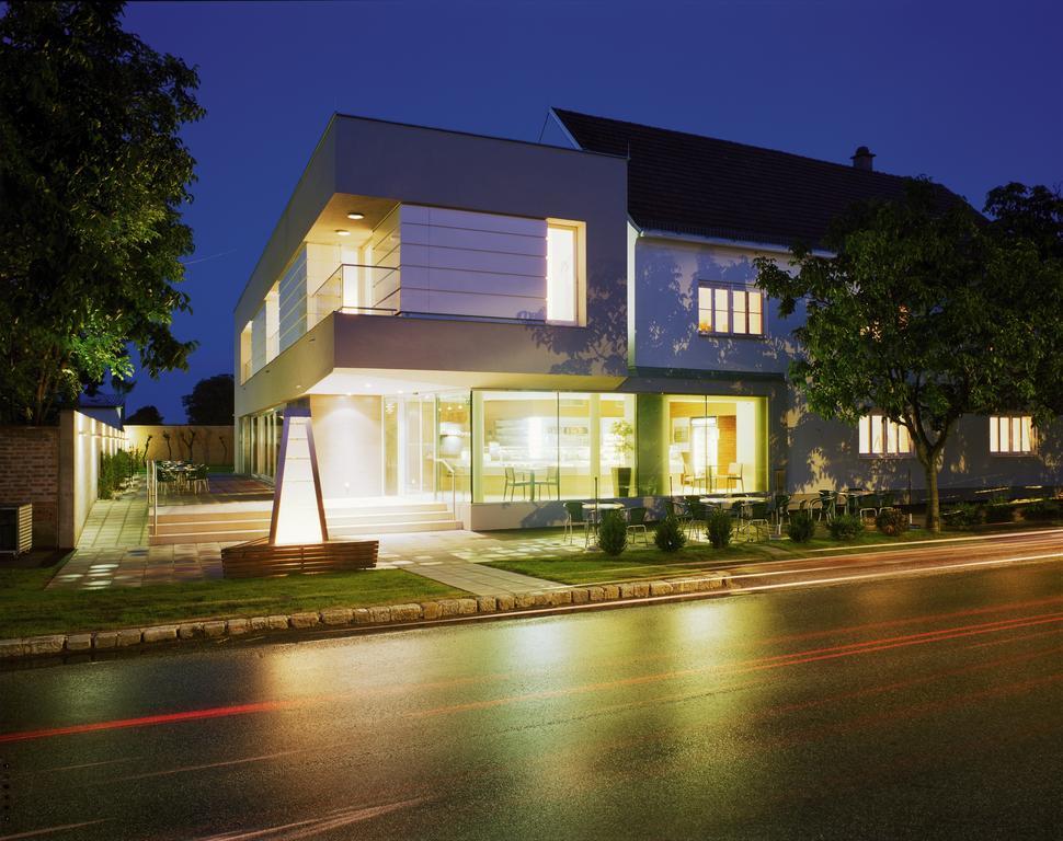Hotel & Konditorei May Neufeld an der Leitha Buitenkant foto